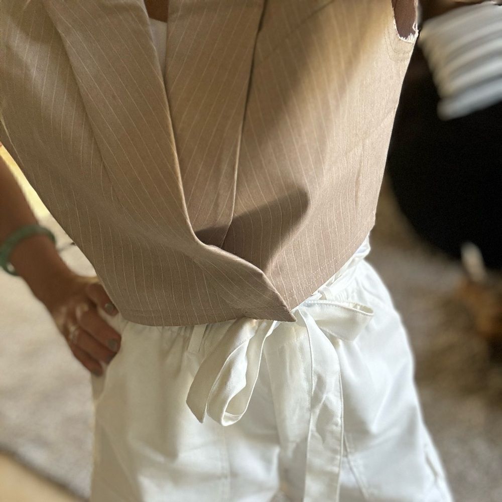026. CROPPED SLEEVELESS BLAZER VEST- BEIGE - Picture 12 of 12